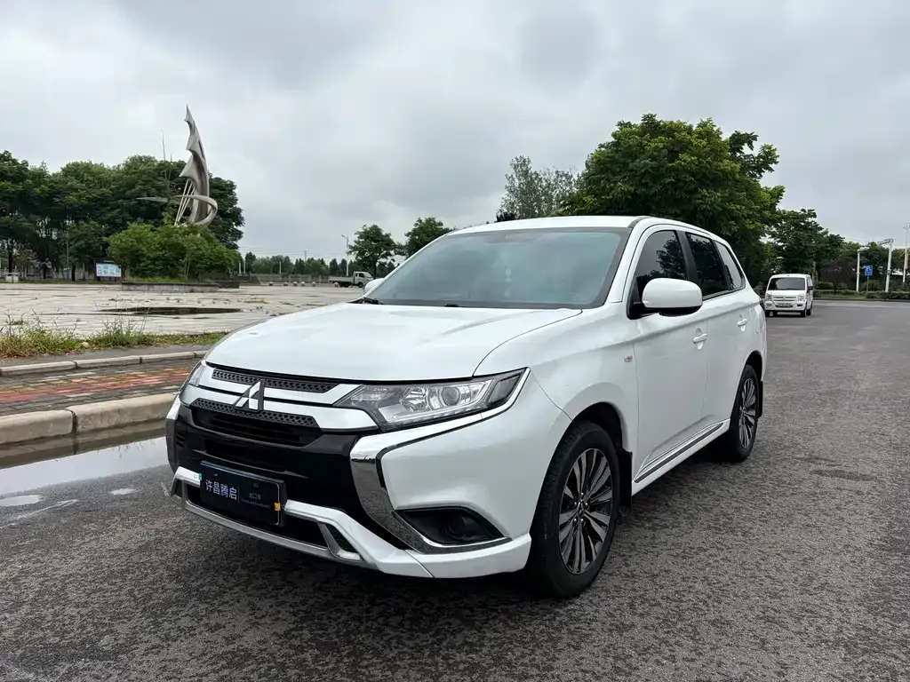Mitsubishi Outlander — фото 1