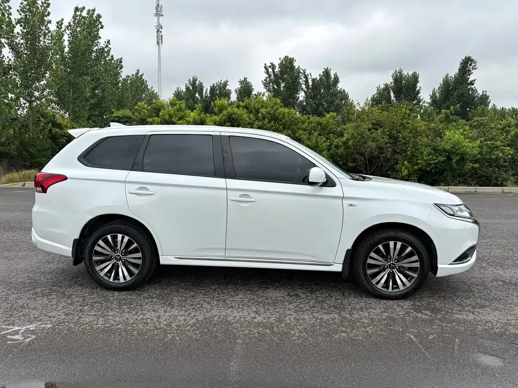 Mitsubishi Outlander — фото 4