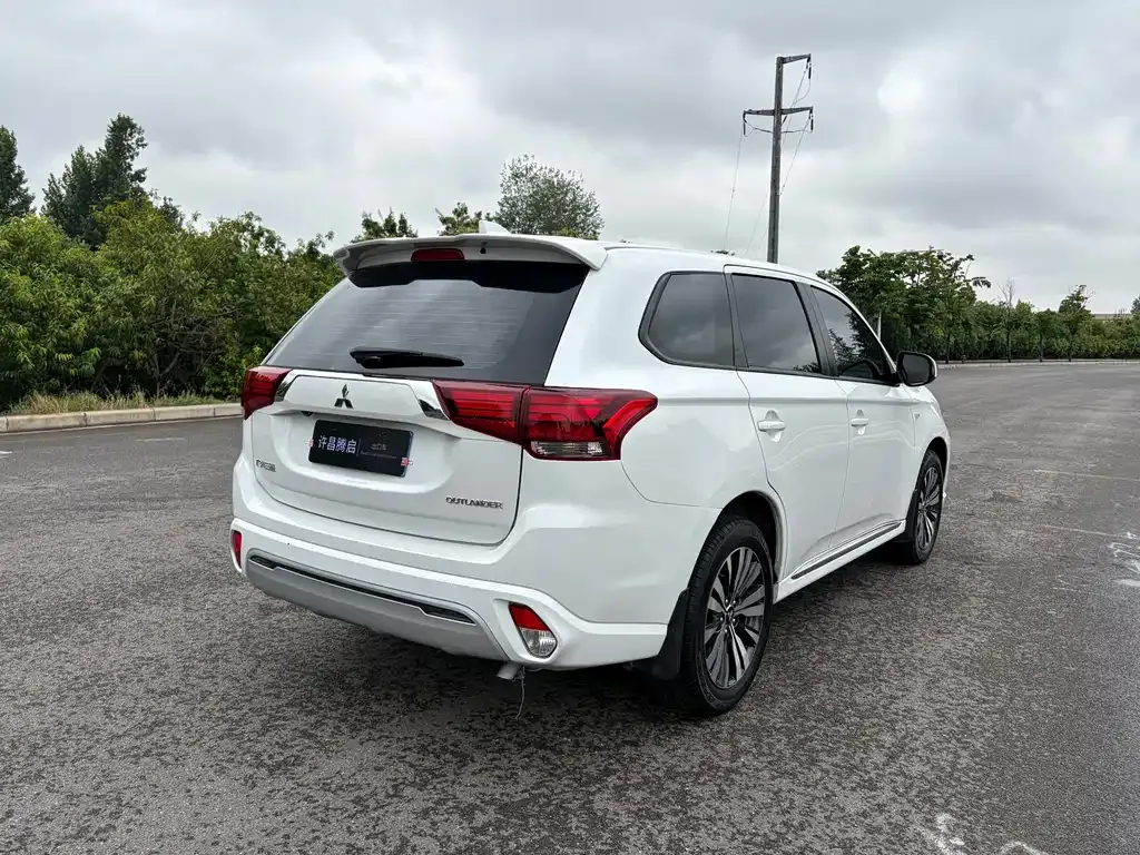 Mitsubishi Outlander — фото 5