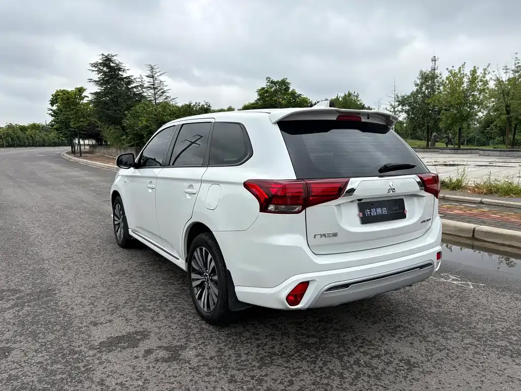 Mitsubishi Outlander — фото 7