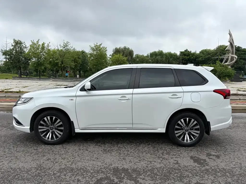 Mitsubishi Outlander — фото 10