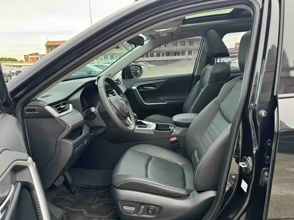 Toyota RAV4 — фото 2