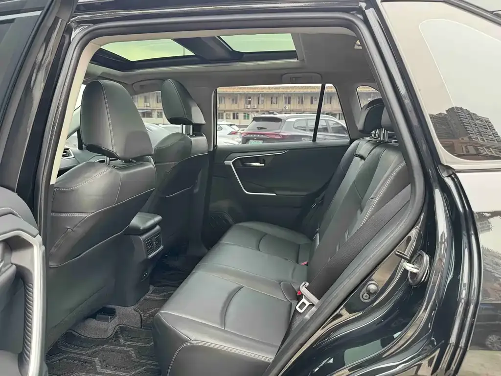 Toyota RAV4 — фото 3