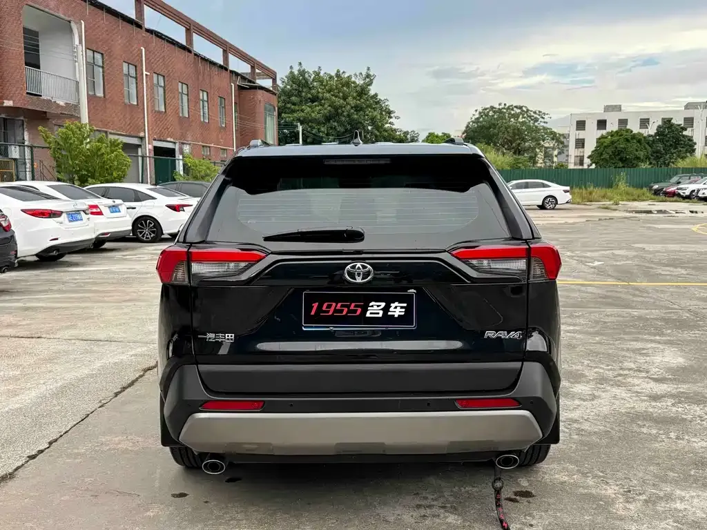 Toyota RAV4 — фото 8