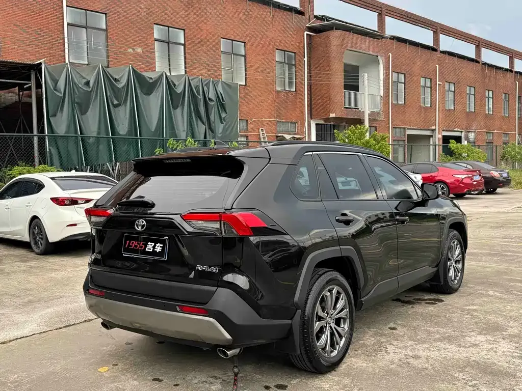 Toyota RAV4 — фото 9