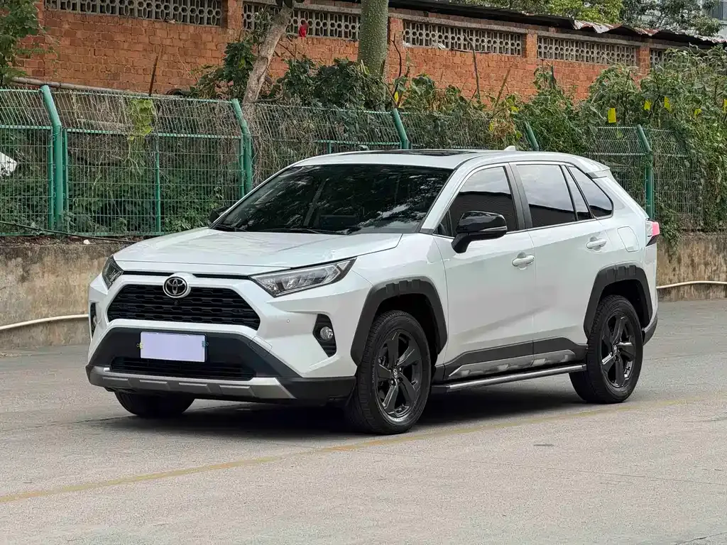 Toyota RAV4 — фото 1