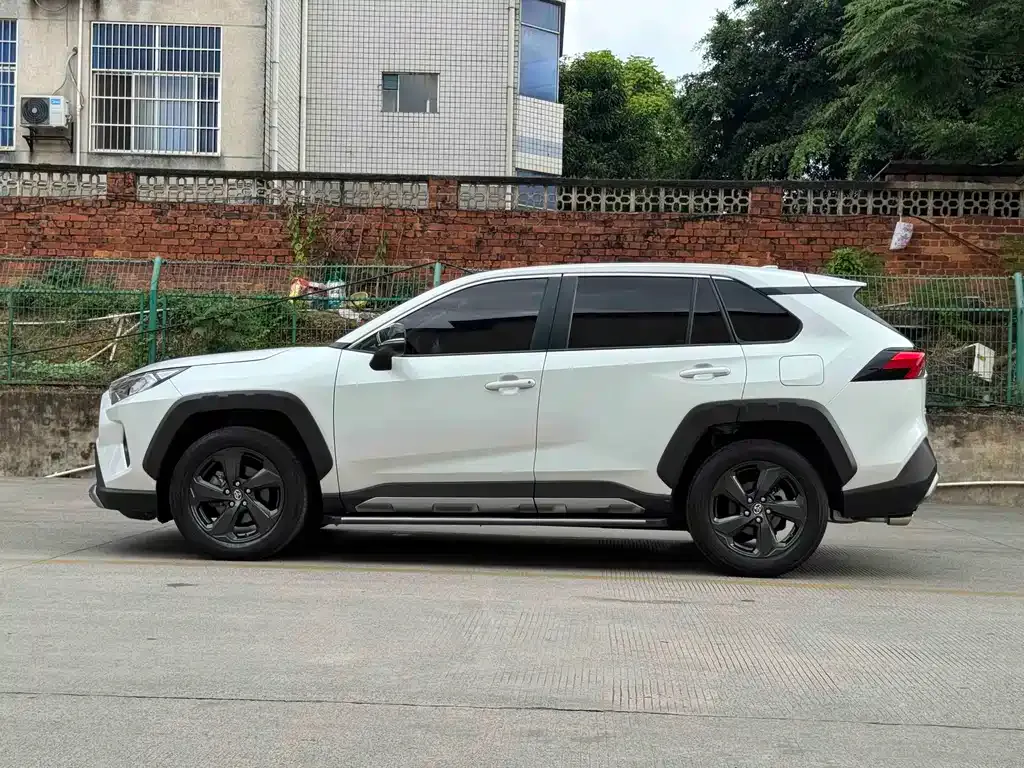 Toyota RAV4 — фото 7