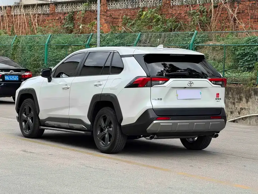 Toyota RAV4 — фото 8