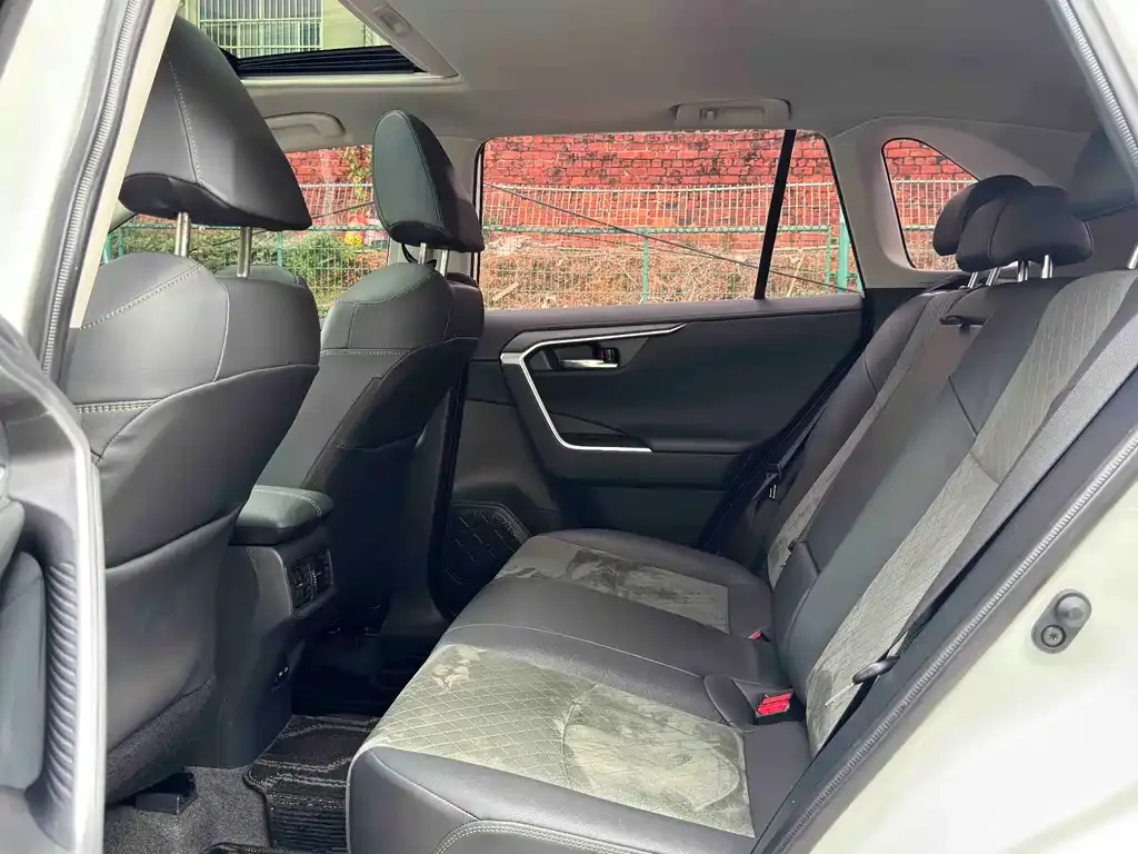 Toyota RAV4 — фото 4