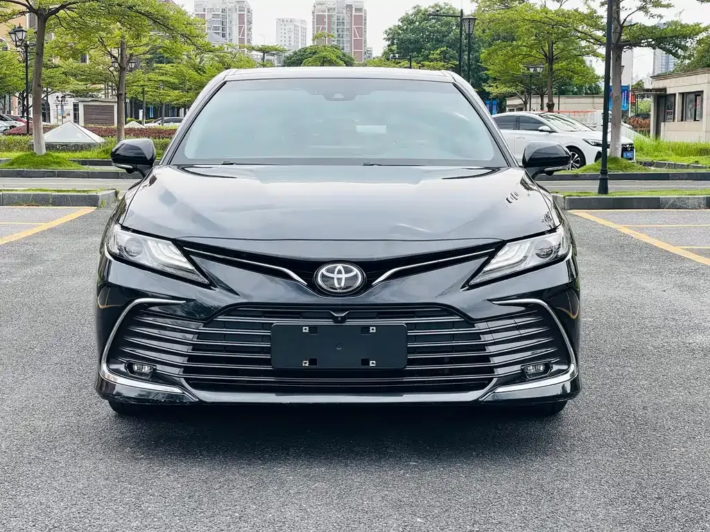 Toyota Camry — фото 1