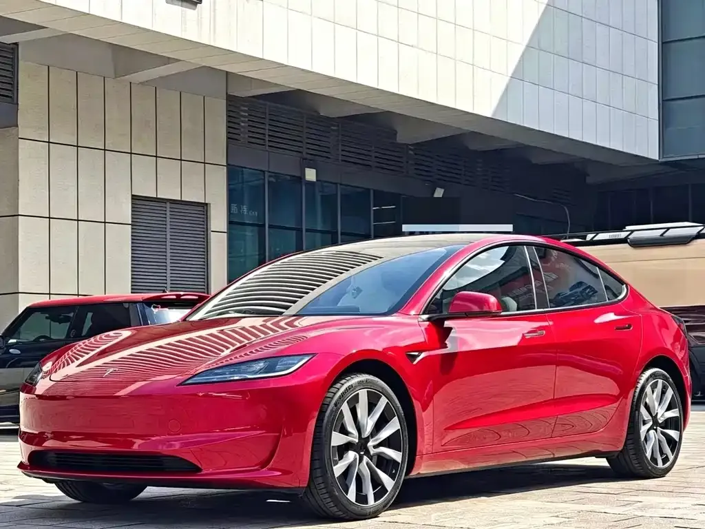 Tesla Model 3 — фото 1