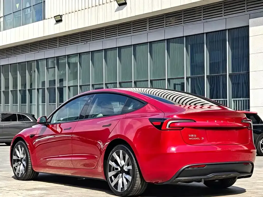 Tesla Model 3 — фото 4