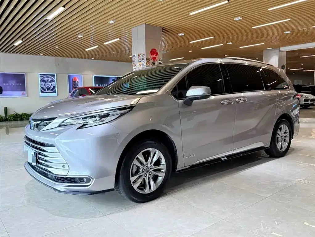 Toyota Sienna — фото 1
