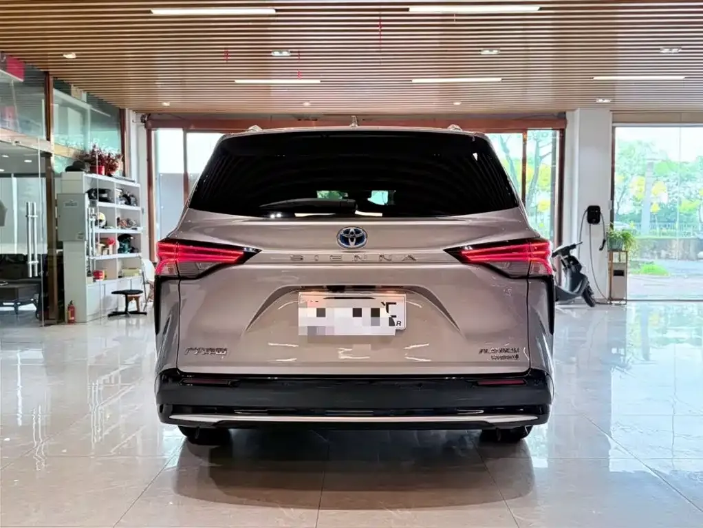 Toyota Sienna — фото 7