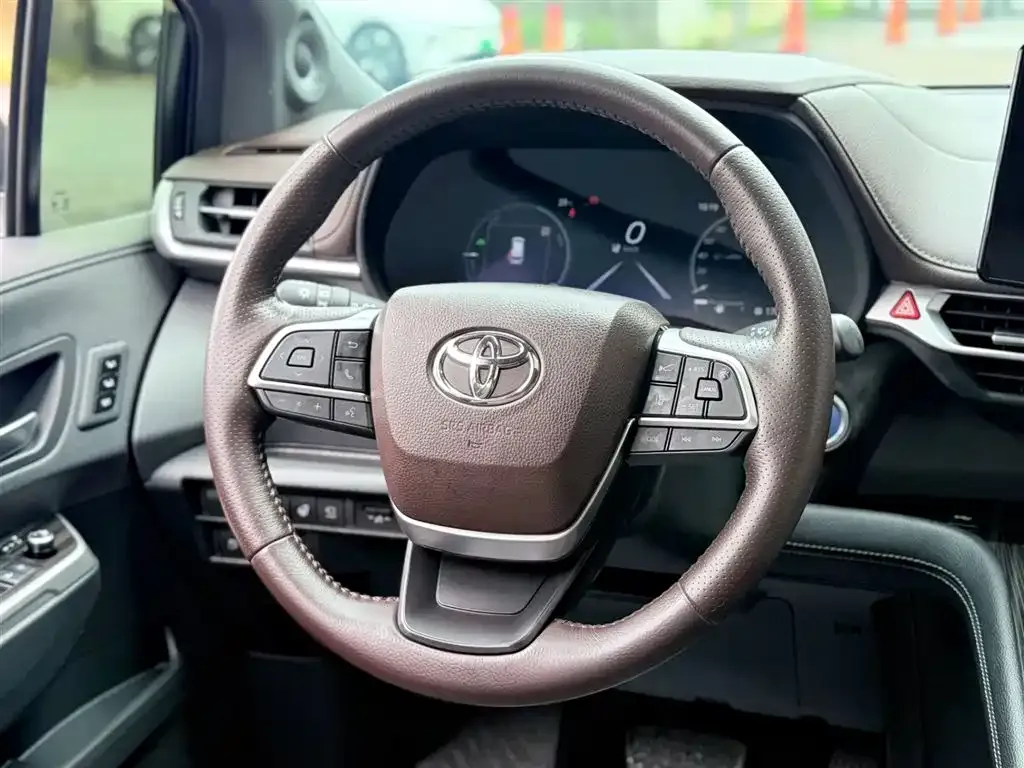 Toyota Sienna — фото 6