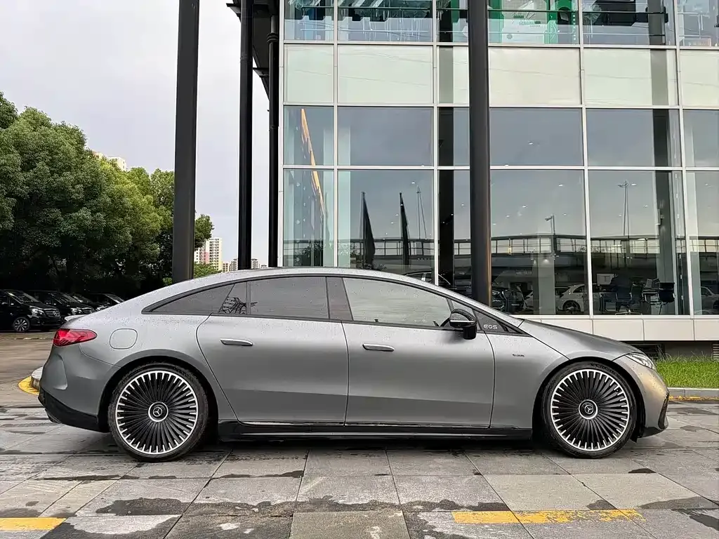 Mercedes-Benz EQS AMG — фото 9