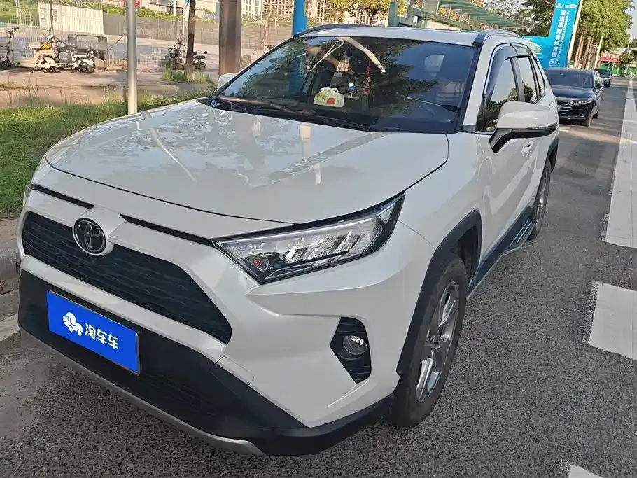 Toyota RAV4 — фото 1
