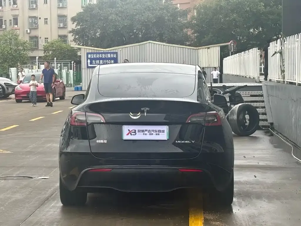 Tesla Model Y — фото 9