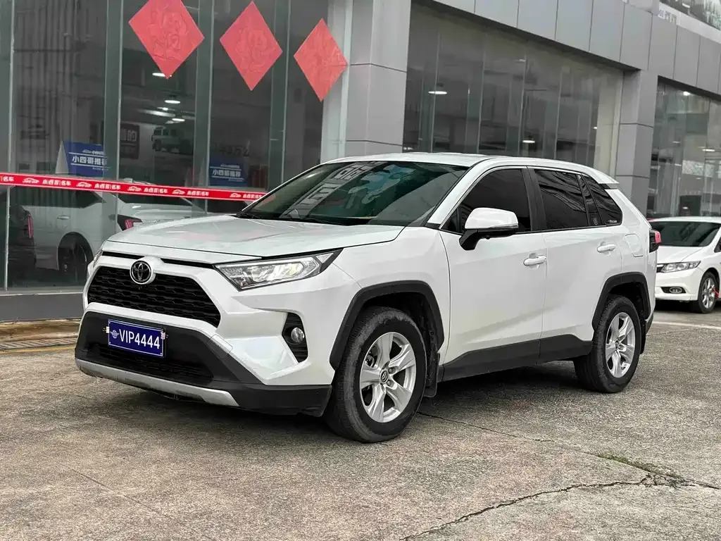 Toyota RAV4 — фото 1