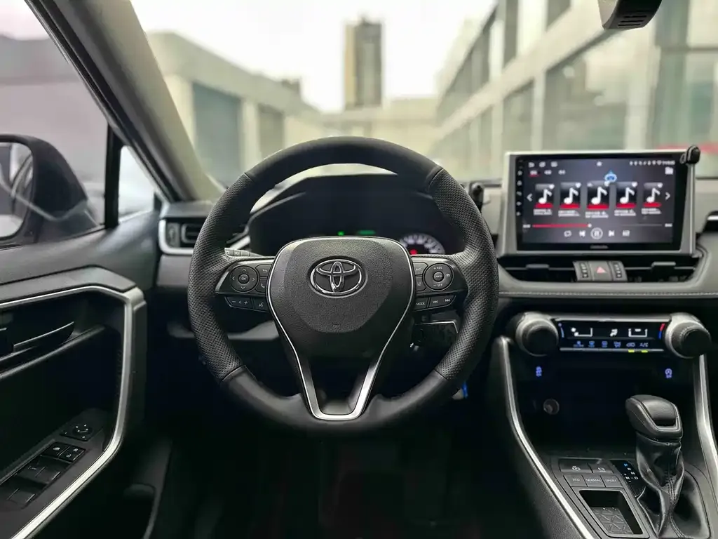 Toyota RAV4 — фото 8
