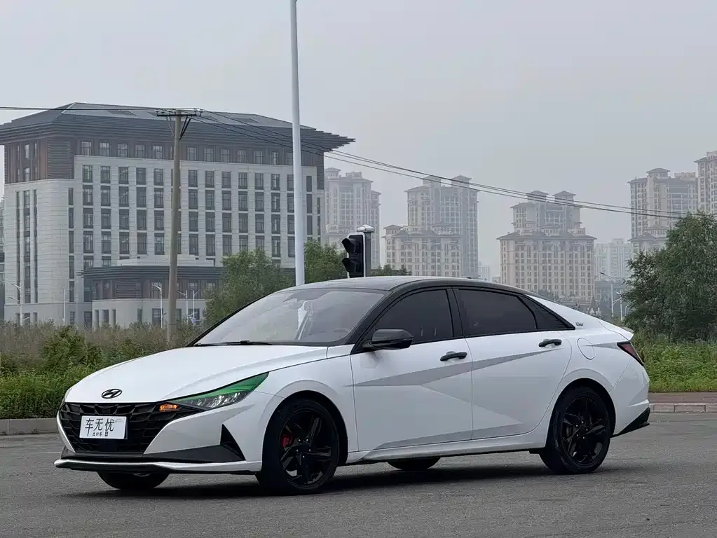 Hyundai Elantra — фото 1