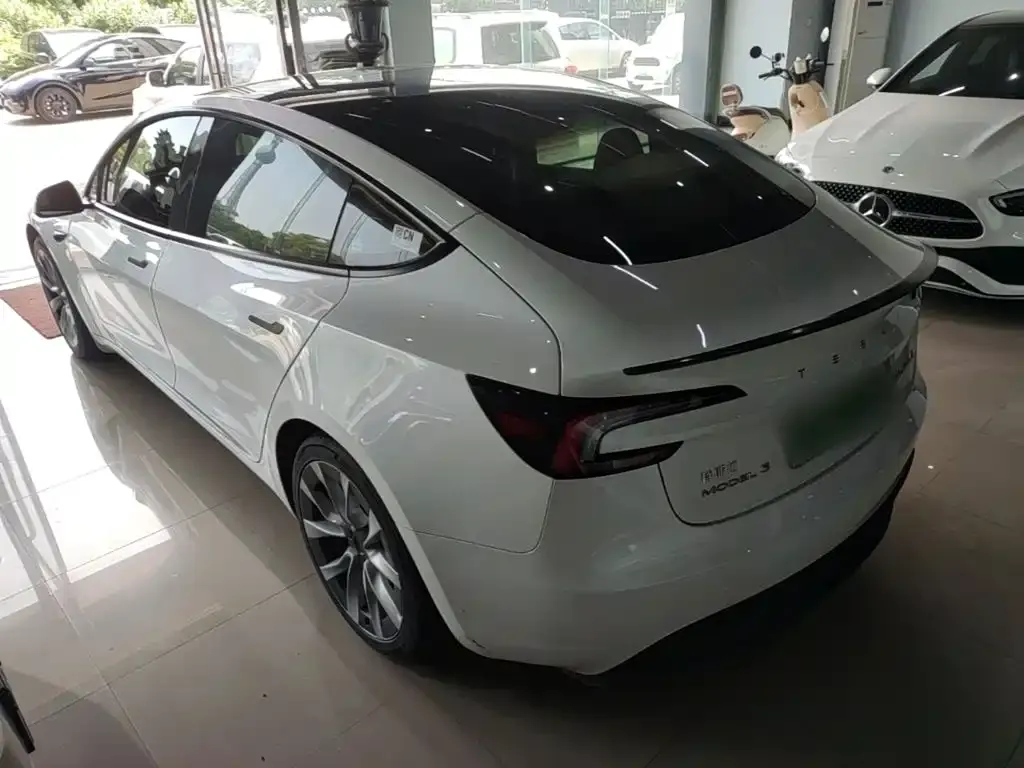 Tesla Model 3 — фото 4