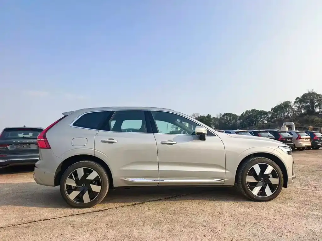 Volvo XC60 PHEV — фото 9