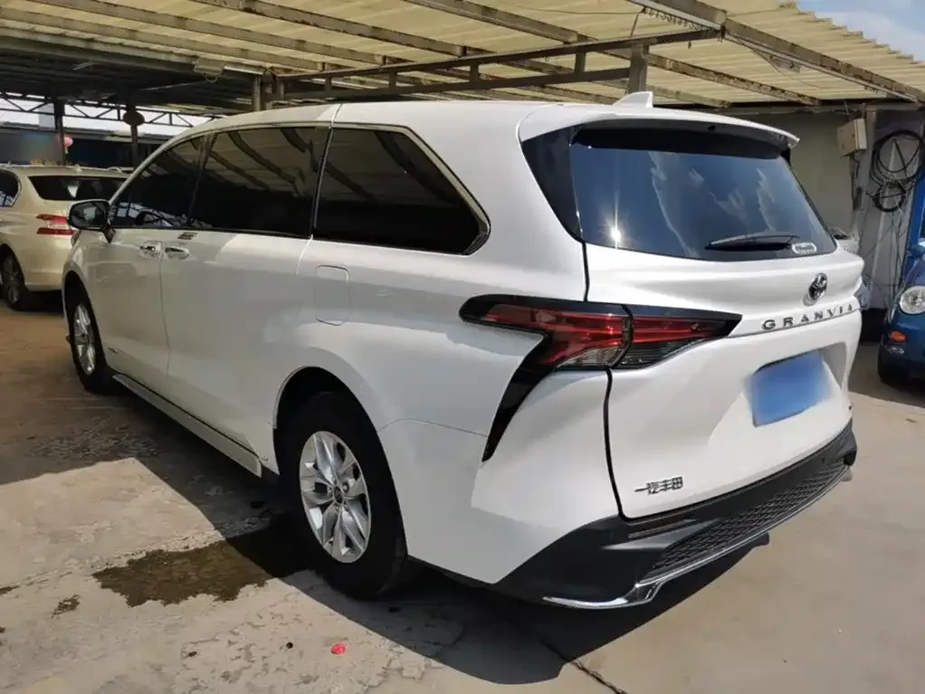 Toyota Granvia — фото 8