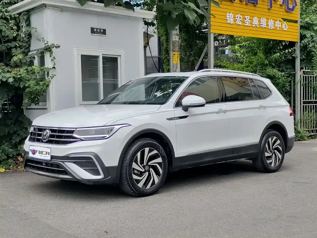Volkswagen Tiguan L — фото 1
