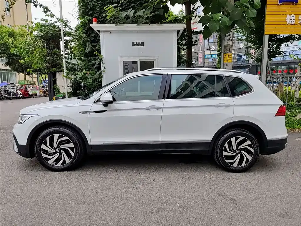 Volkswagen Tiguan L — фото 10