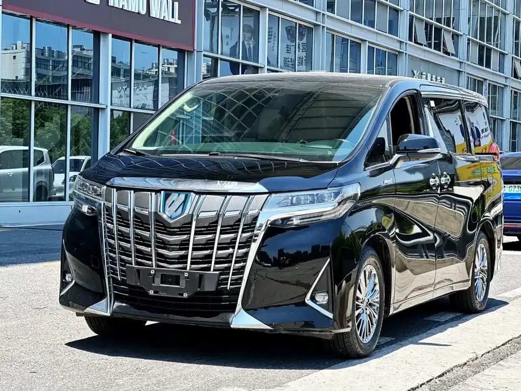 Toyota Alphard — фото 1