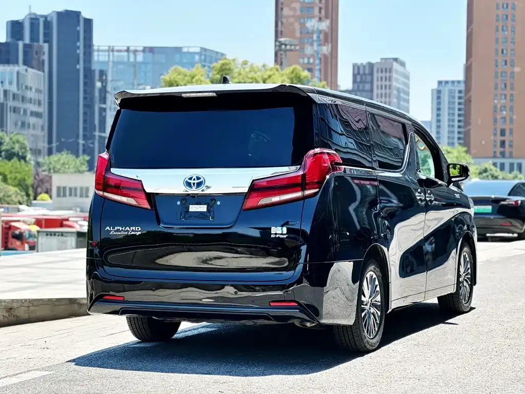 Toyota Alphard — фото 8