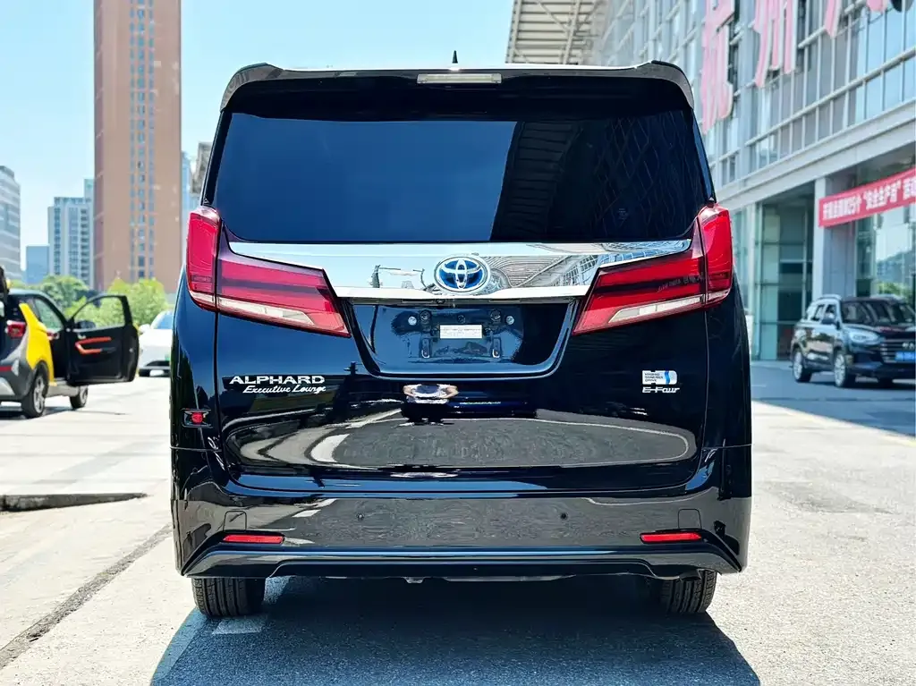 Toyota Alphard — фото 4