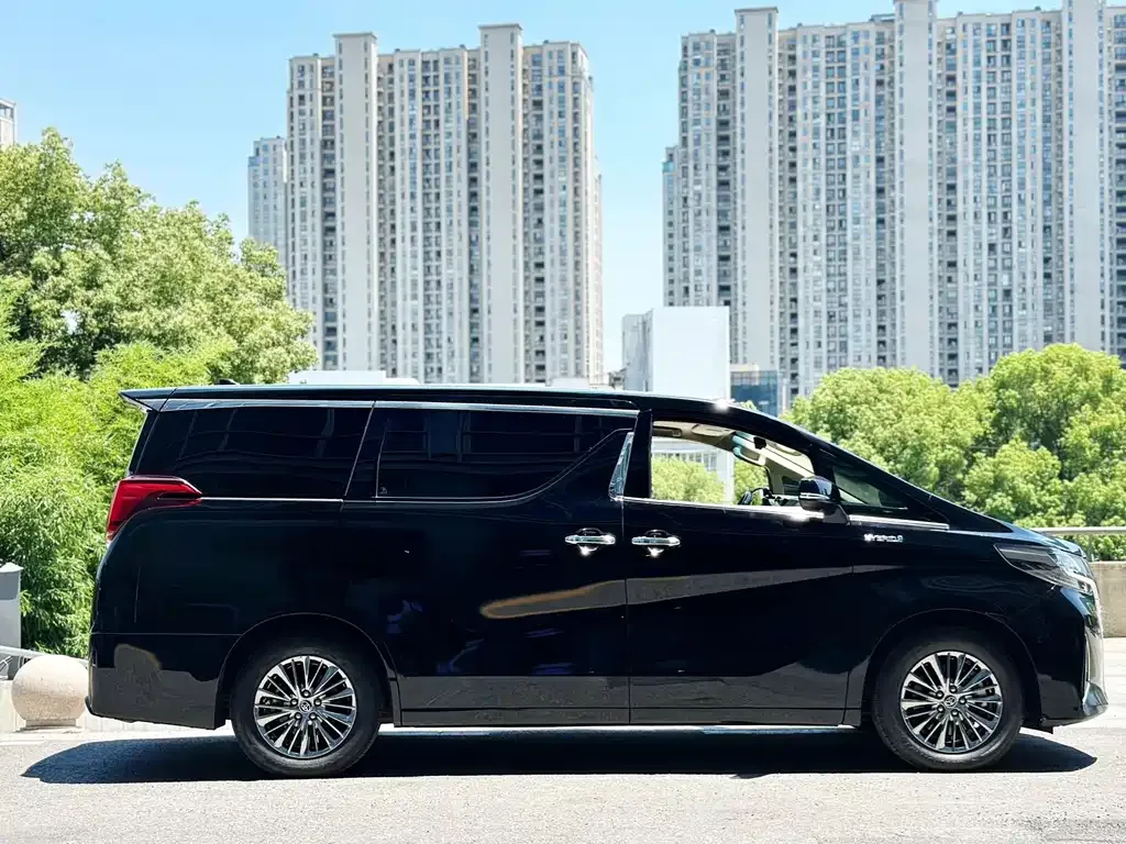 Toyota Alphard — фото 7