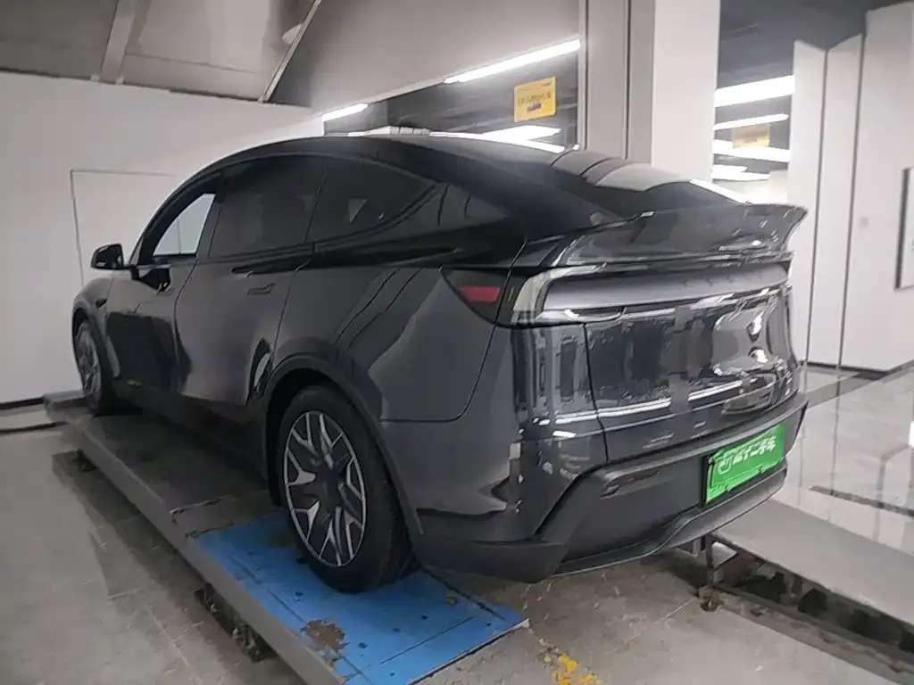 Tesla Model Y L — фото 4