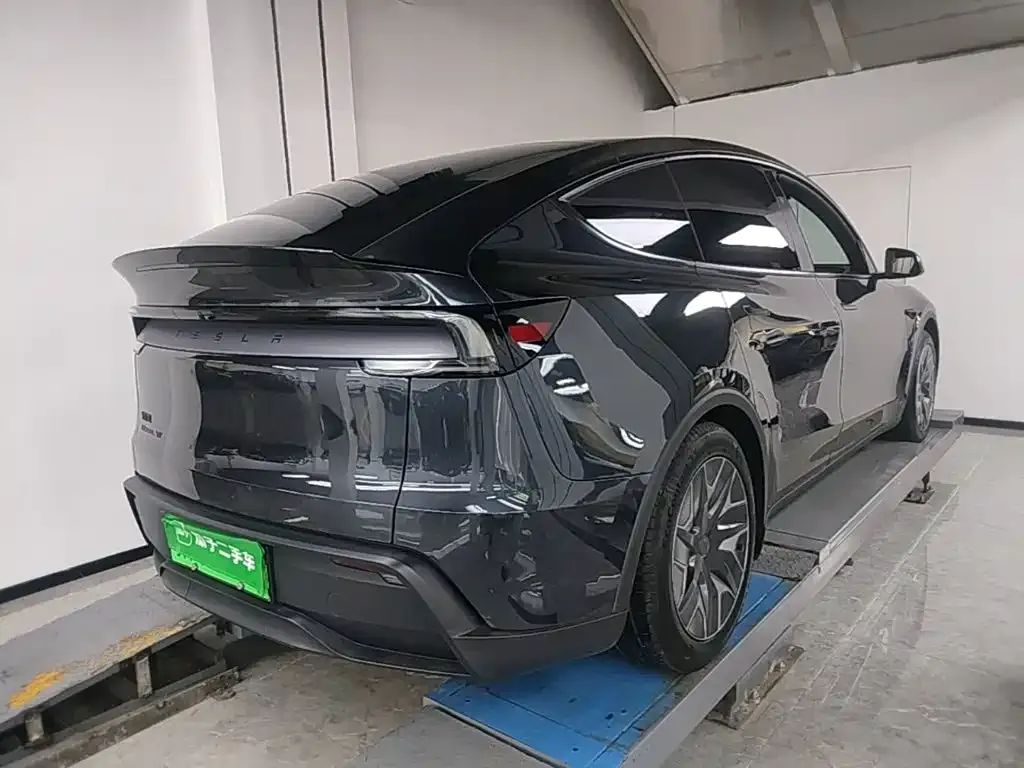 Tesla Model Y L — фото 10
