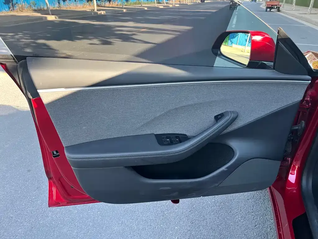 Tesla Model 3 — фото 9
