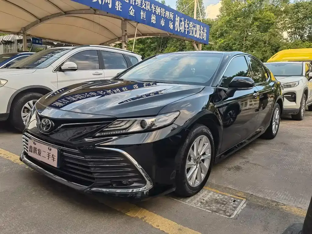 Toyota Camry — фото 1