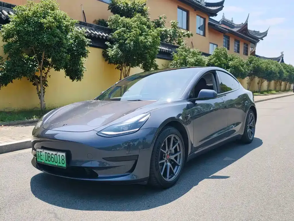 Tesla Model 3 — фото 1