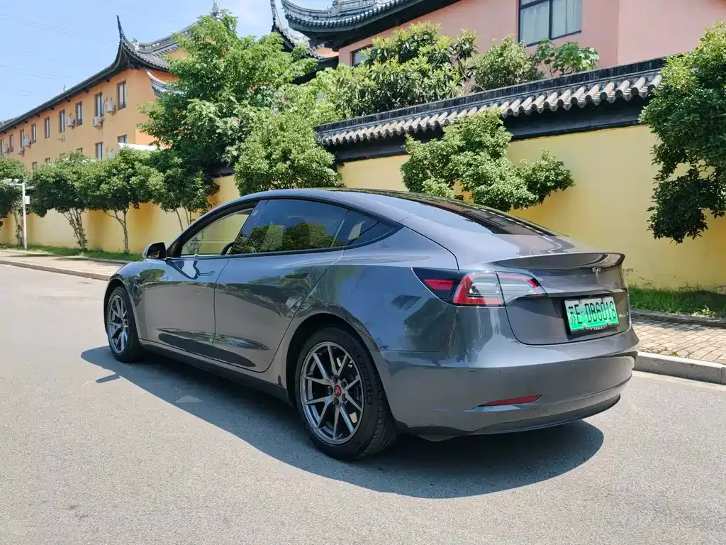 Tesla Model 3 — фото 10