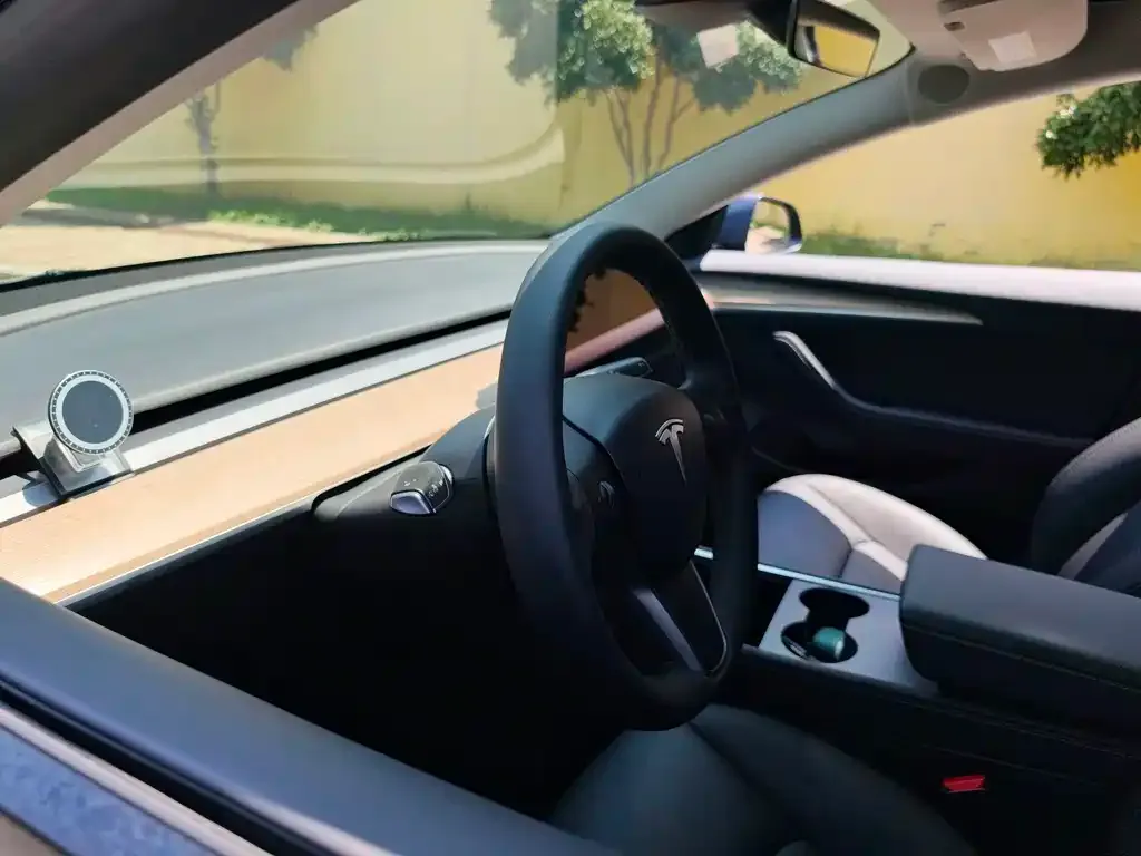 Tesla Model 3 — фото 3