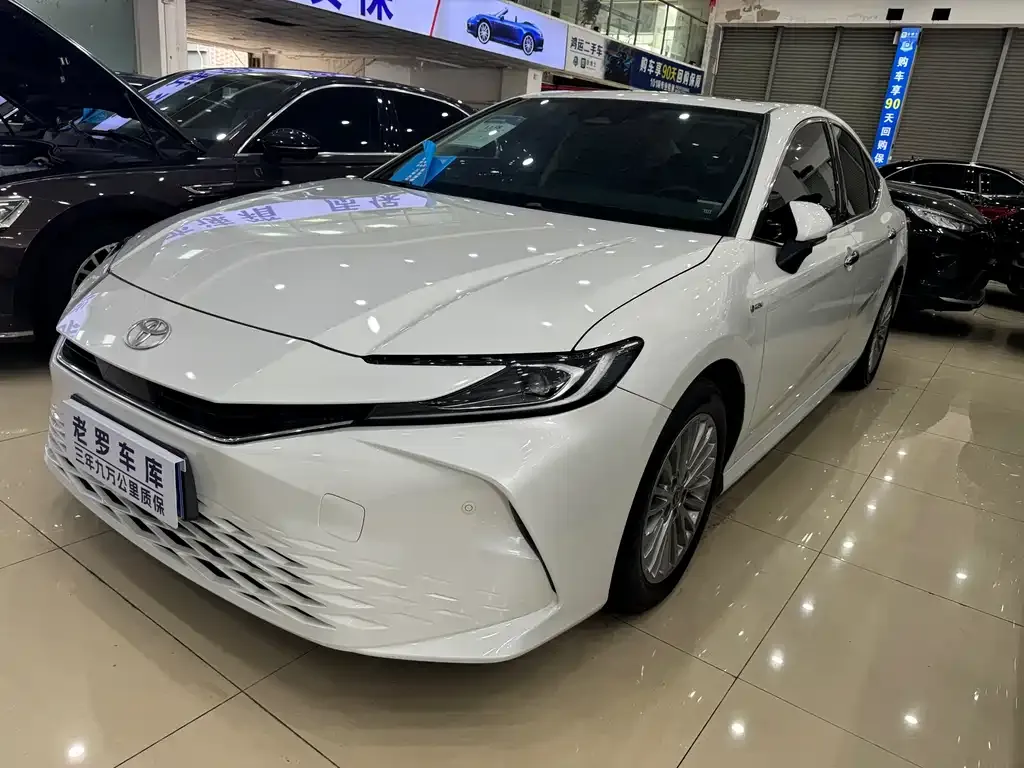 Toyota Camry — фото 1