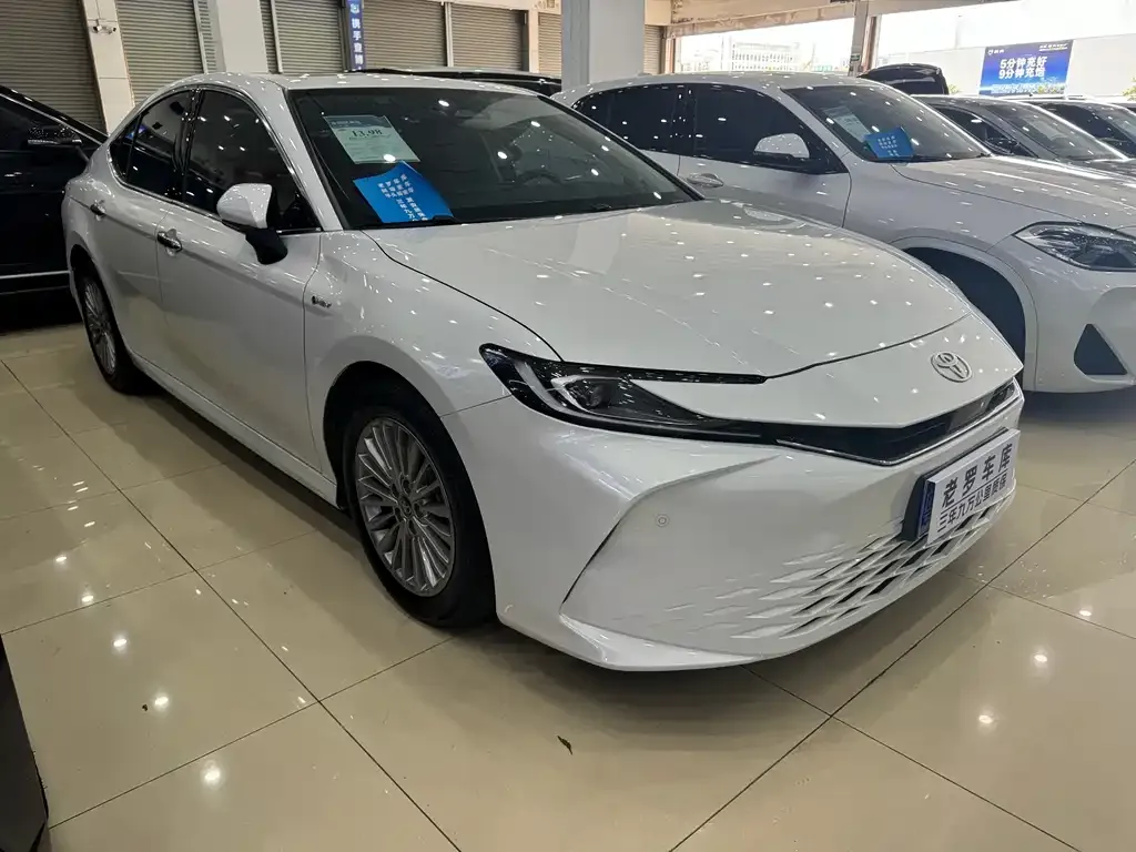 Toyota Camry — фото 5