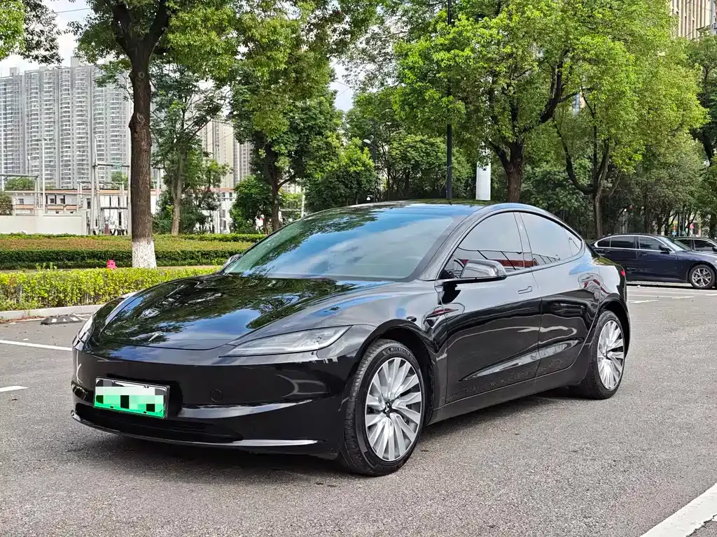 Tesla Model 3 — фото 1