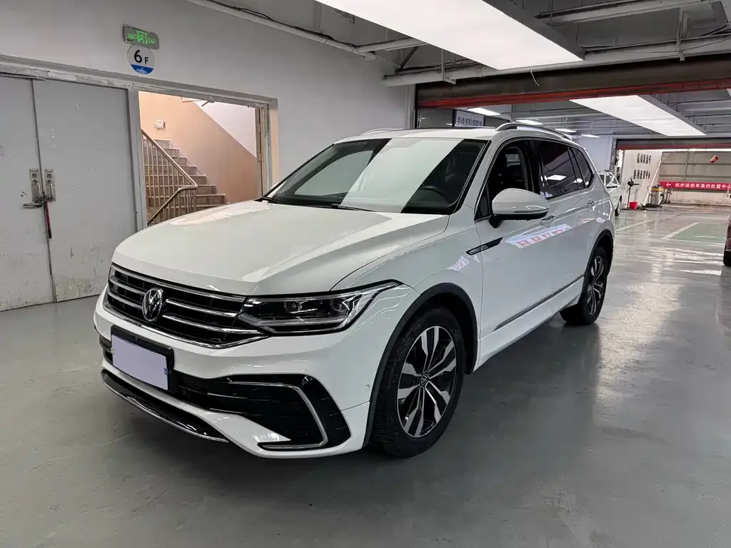 Volkswagen Tiguan L — фото 1
