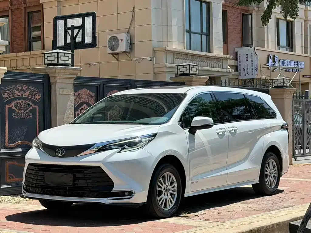 Toyota Sienna — фото 1