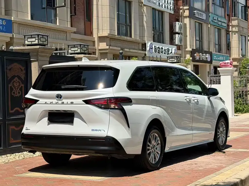Toyota Sienna — фото 8