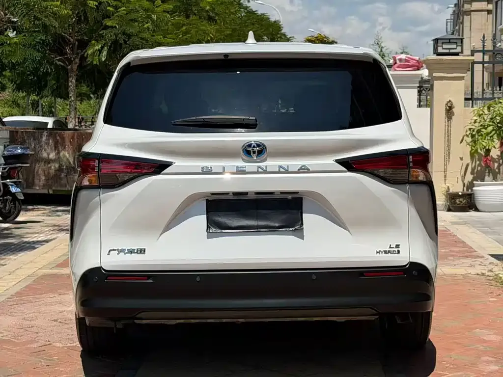 Toyota Sienna — фото 7