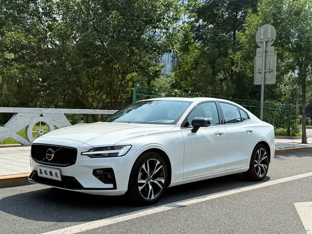 Volvo S60 — фото 1