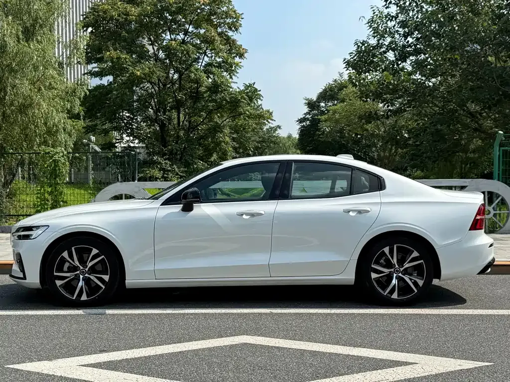 Volvo S60 — фото 9